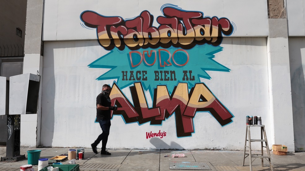 Wendy’s fusiona el arte urbano y las »buenas palabras» en Caracas
