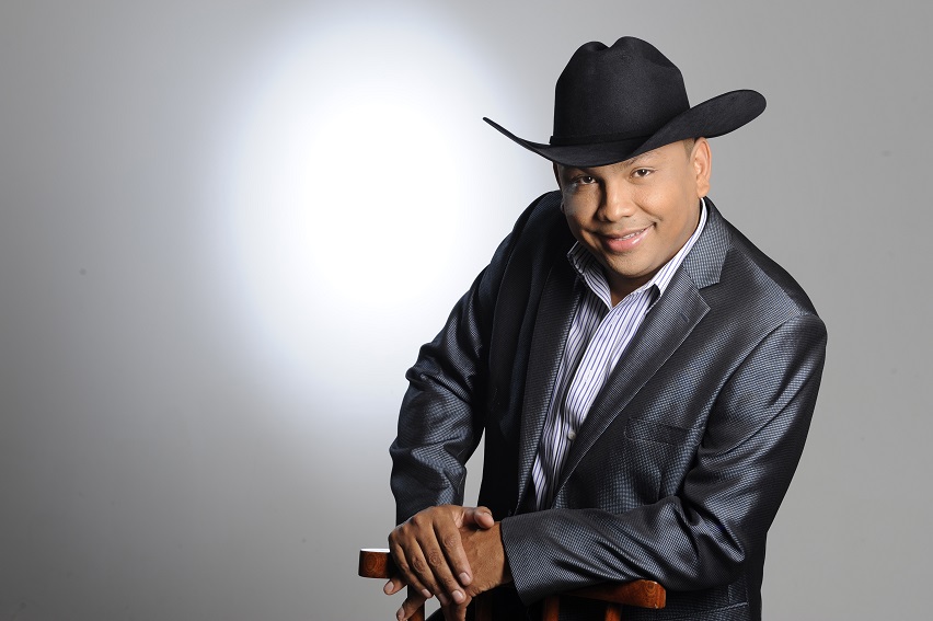 OMAR LABRADOR ESTÁ  DE VUELTA »CON LA FRENTE EN ALTO»