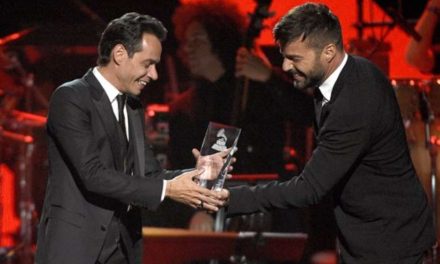 #LatinGRAMMY: Ricky Martin sorprende a Marc Anthony y lo corona Persona del Año