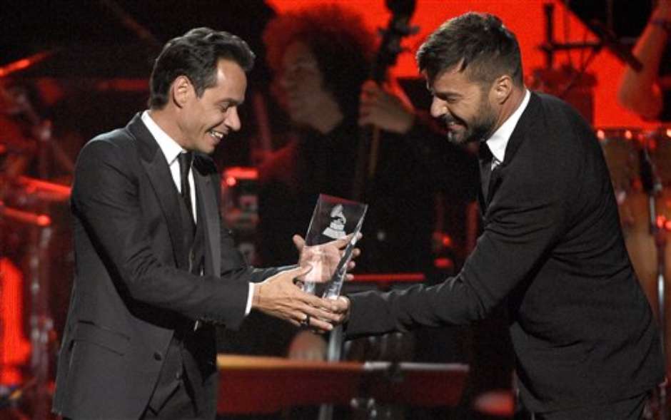 #LatinGRAMMY: Ricky Martin sorprende a Marc Anthony y lo corona Persona del Año