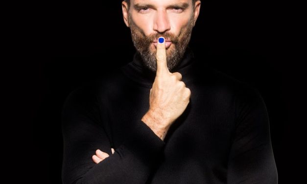 Julián Gil se pinta la uña para generar conciencia contra la violencia a la mujer