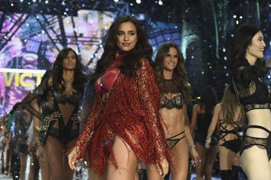 ¡Confirmado! Irina Shayk desfila embarazada en Victoria’s Secret