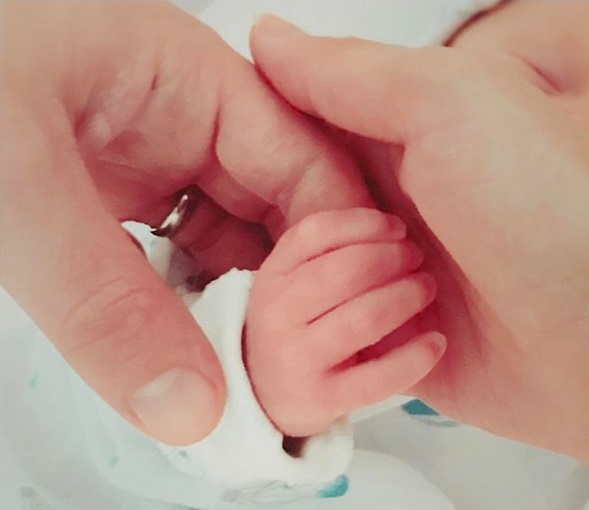 Anahí publica primera foto de Manuel, su hijo recién nacido (+Foto)