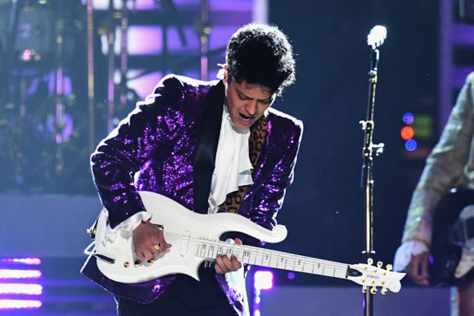 Bruno Mars rindió homenaje a Prince en los Grammys
