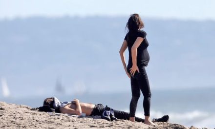 Irina Shayk lució su embarazo en la playa junto a Bradley Cooper (+Fotos)
