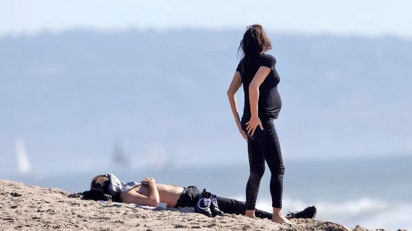 Irina Shayk lució su embarazo en la playa junto a Bradley Cooper (+Fotos)