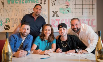 Rich Music & la estrella de reggaeton Justin Quiles firman contrato de grabación con Warner Music Latina