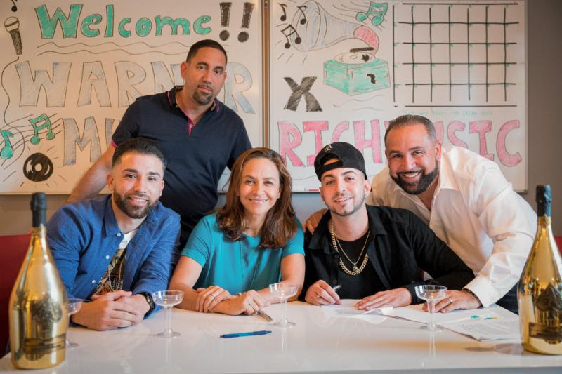 Rich Music & la estrella de reggaeton Justin Quiles firman contrato de grabación con Warner Music Latina