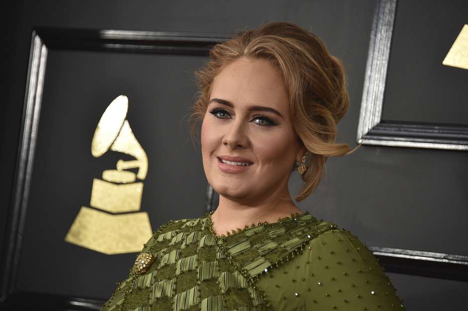 Adele confirma que se casó con Simon Konecki
