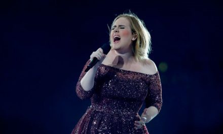 Adele rinde tributo a víctimas del ataque en Londres (+Video)
