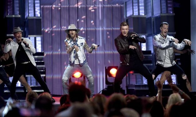 Los Backstreet Boys traen la nostalgia a los Premios ACM