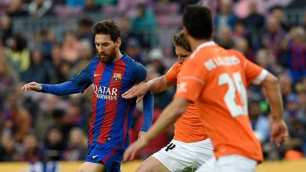 Con doblete de Messi, Barcelona goleó a Osasuna y es líder en España