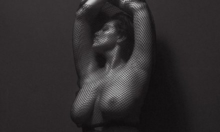 La modelo XL Ashley Graham posó completamente desnuda y mostró sin complejos su celulitis (+Fotos)