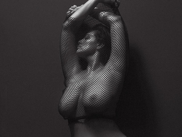 La modelo XL Ashley Graham posó completamente desnuda y mostró sin complejos su celulitis (+Fotos)