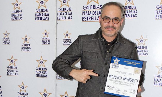 Alberto Navarro recibe merecido homenaje en el Paseo de las Luminarias de México