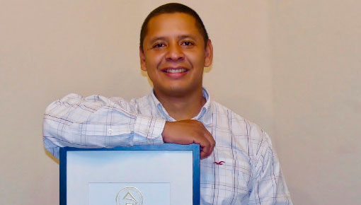 Orgullo venezolano: Juan Castillo recibe reconocimiento de La Academia Latina de la Grabación
