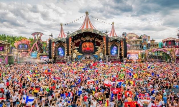 Un espectacular incendio obliga a evacuar el Tomorrowland de Barcelona