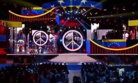 Nacho, Olga Tañón y Luis Enrique interpretaron «Valiente» para Venezuela en Premios Tu Mundo (+Video)