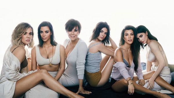 La sensual portada que celebra los 10 años de fama de las Kardashian