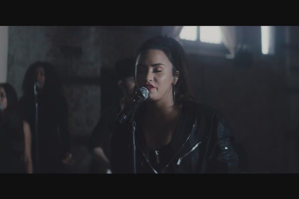 Demi Lovato visita VEVO y canta ‘Sorry Not Sorry’ y ‘Tell Me You Love Me’ (+Videos)