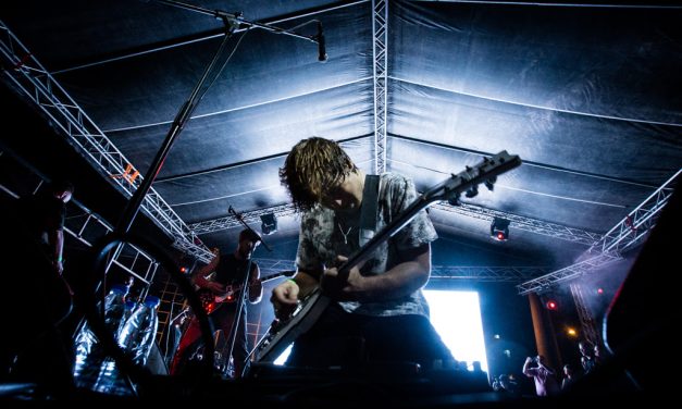 VINILOVERSUS​ ​estrena​ ​video​ ​en​ ​vivo: SHOW​ ​ME​ ​THE​ ​MONEY