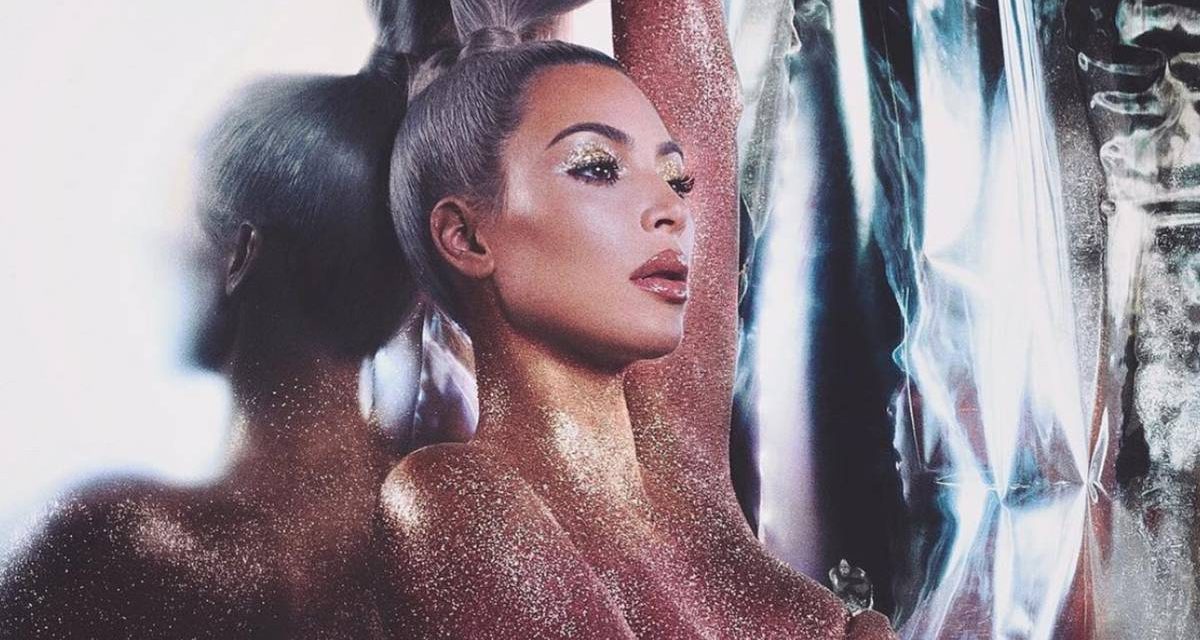 Kim Kardashian explotó las redes con este impresionante desnudo y bañada de escarcha (+Fotos)