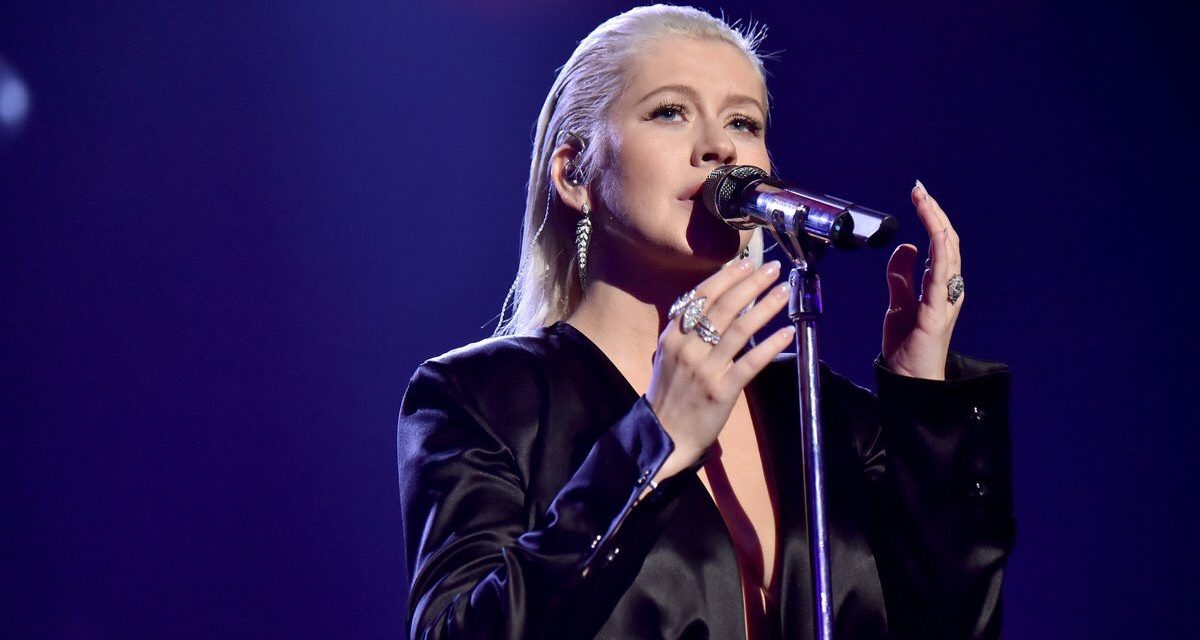 Christina Aguilera resucitó a Whitney Houston en una magistral actuación en los AMAs 2017