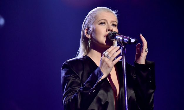 Christina Aguilera resucitó a Whitney Houston en una magistral actuación en los AMAs 2017