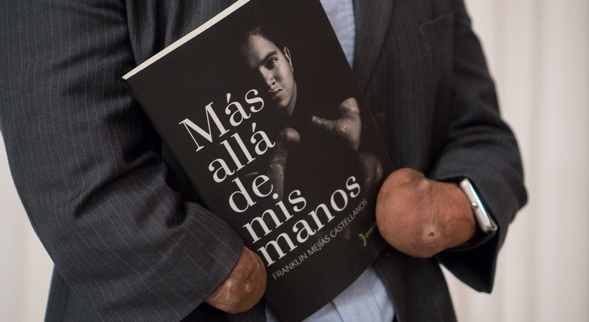 El joven Franklin Mejías Castellanos presentó su primer libro »Más Allá de Mis Manos»
