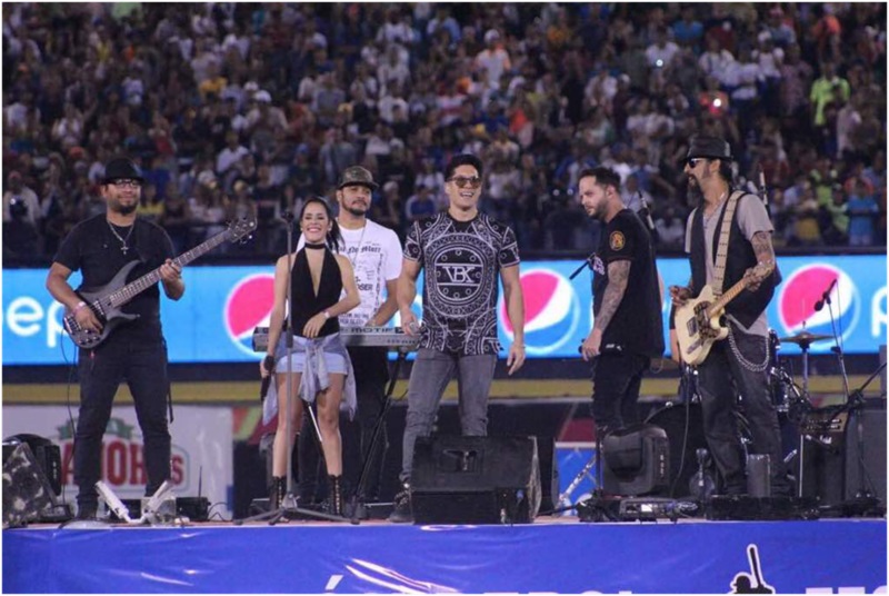 22 MIL Fans en el estadio reaccionaron luego de la sorpresa que les diera CHYNO Miranda