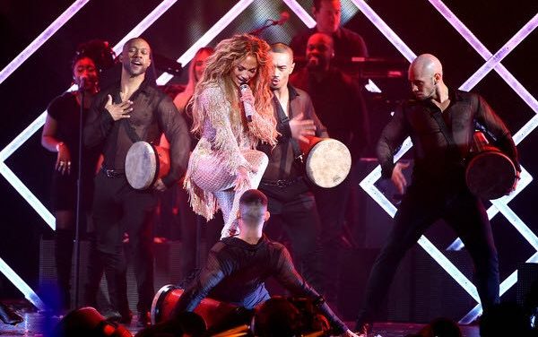 JENNIFER LOPEZ LUCIO HERMOSO DISENO DEL VENEZOLANO ALEJANDRO FAJARDO
