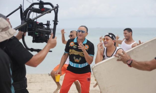 ELVIS CRESPO CIERRA UN AÑO DE ÉXITOS CON SU NUEVO SENCILLO »ELLA ME BESÓ»