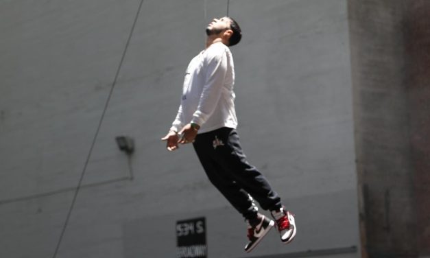 Anuel AA se une al gigante de la industria en zapatos deportivos Foot Locker, en una campaña »apocalíptica»