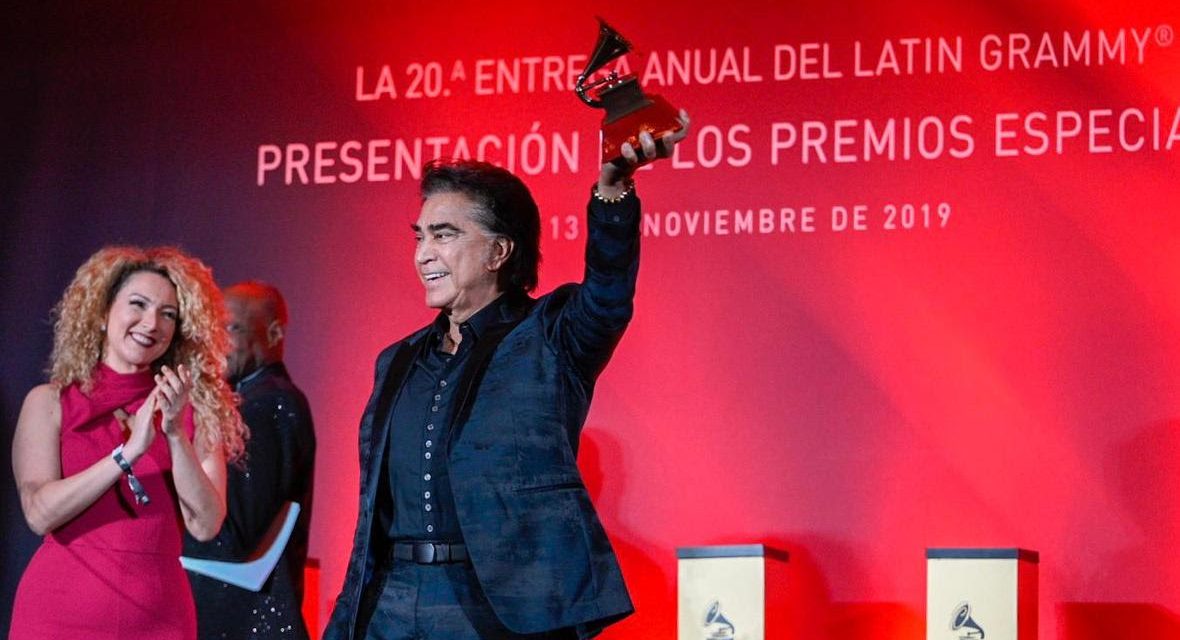 JOSE LUIS RODRIGUEZ »EL PUMA» CON EL »PREMIO A LA EXCELENCIA MUSICAL 2019″