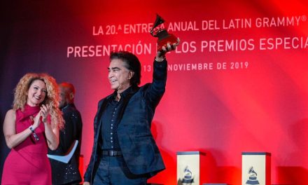 JOSE LUIS RODRIGUEZ »EL PUMA» CON EL »PREMIO A LA EXCELENCIA MUSICAL 2019″