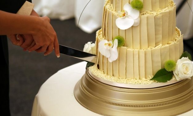 El famoso cocinero de la tv Buddy Valastro vuelve a decorar un pastel tras su accidente